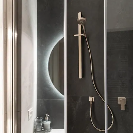 Luxury Station Oasis With Balcony * ボローニャ