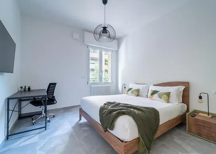 Luxury Station Oasis With Balcony شقة بولونيا