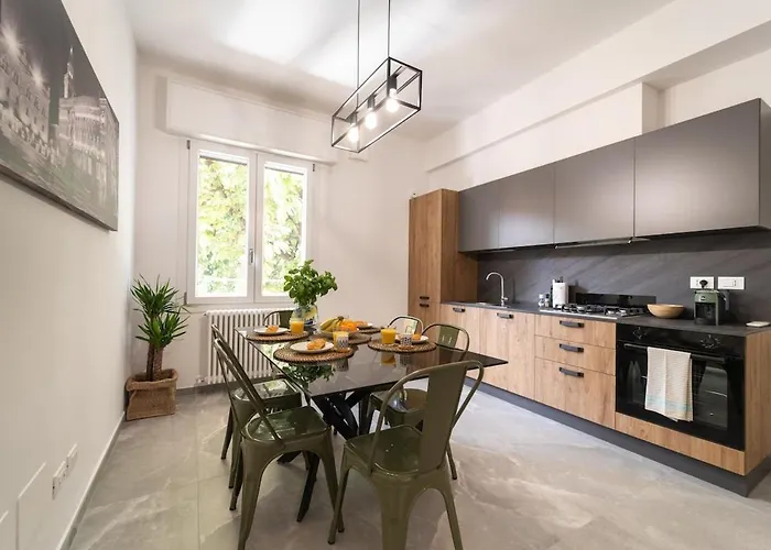 Luxury Station Oasis With Balcony