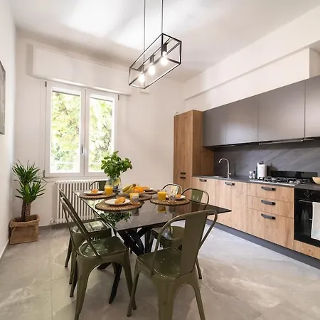 Luxury Station Oasis With Balcony