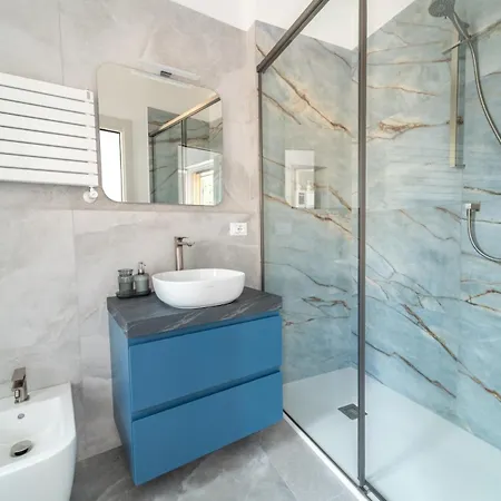 Luxury Station Oasis With Balcony